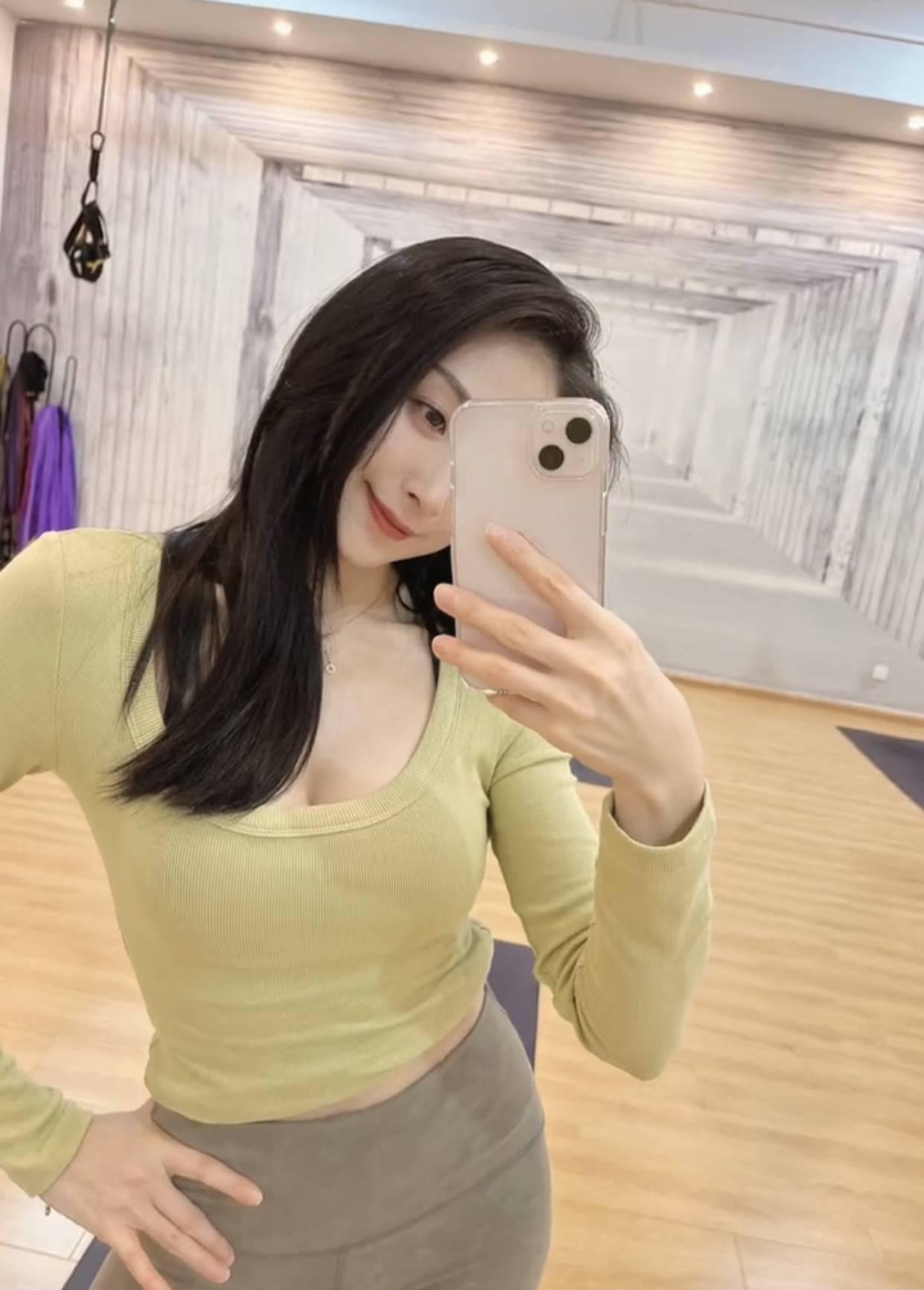 体验一位喜欢练瑜伽的小姐姐 身材火辣